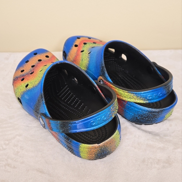Crocs Classic Tie Dye Graphic Clog Black/Multi Spray Dye - Picture 8 of 10